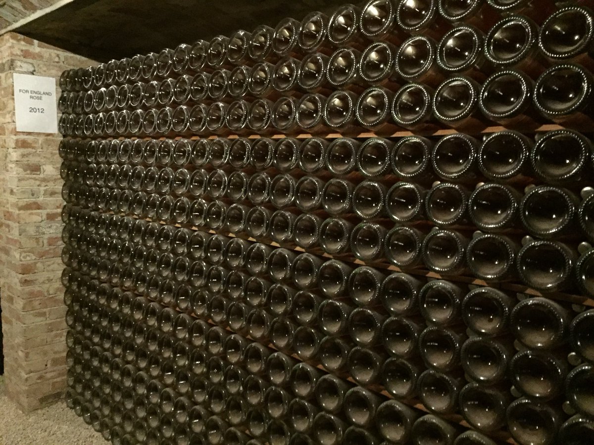 Konobella_it's tweet photo. Гранаты счастья :)
#contratto #vinery #winetasting #millesimato #sommelier https://t.co/Sq7zAiT4WH