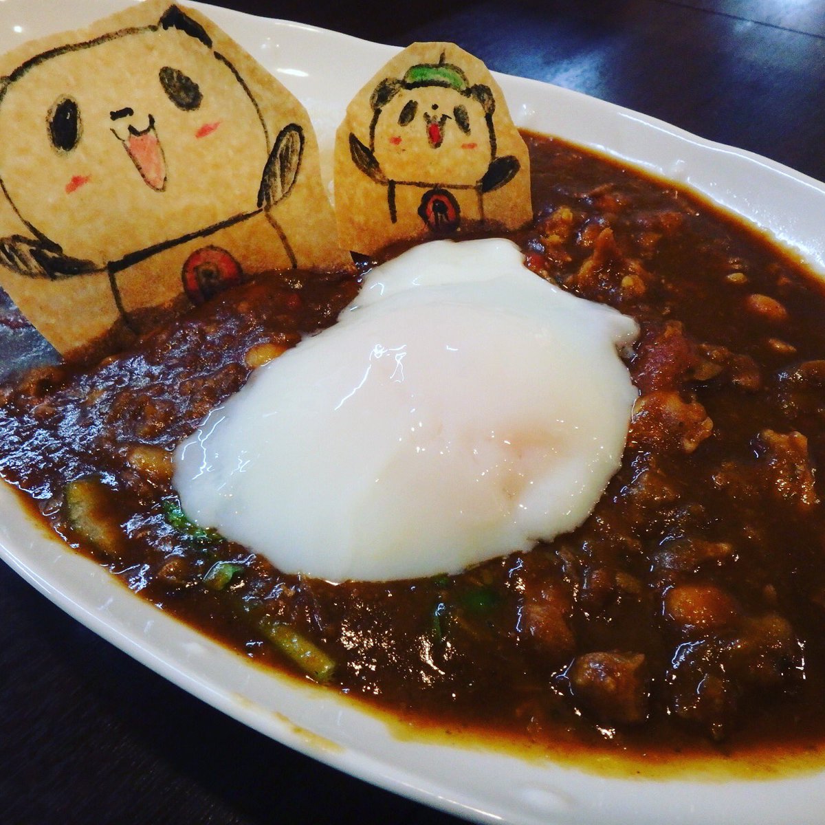 Nanafuku Opanda 今日のまかないです 焼ひよこ豆とスジ肉のお月見カレー 焼き過ぎ春巻きイラストのお買い物パンダ添え お買い物パンダ キャラ御飯 ひよこ豆のカレー