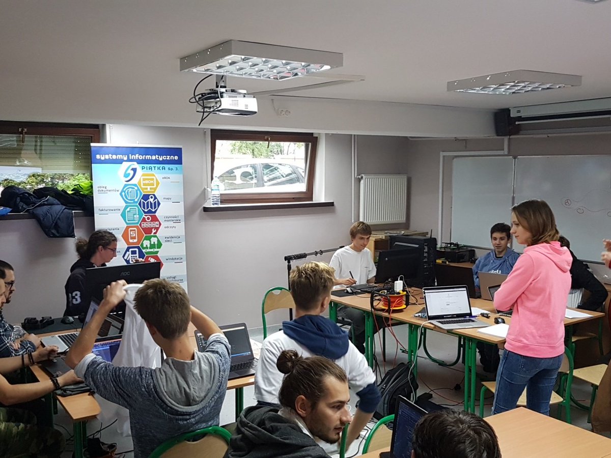koderek_edu's tweet photo. Hackathon rozpoczęty:) https://t.co/RmunLurGTP
