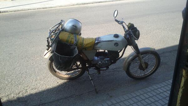 RubenVGP's tweet photo. @lapuntitanamas De moto de campo con las maletas originales de Puch. https://t.co/WWJLN8fi3M