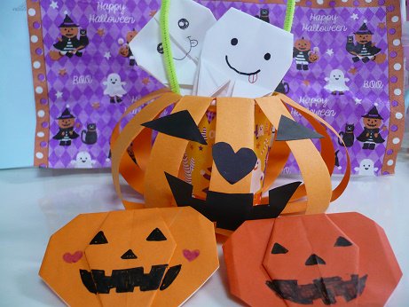十一月 17みんなのハロウィン 色画用紙でかごちゃの提灯をつくり 折り紙でカボチャと白いオバケを折りました 手作りの ハロウィンです T Co 1ouw4sk8wm Twitter