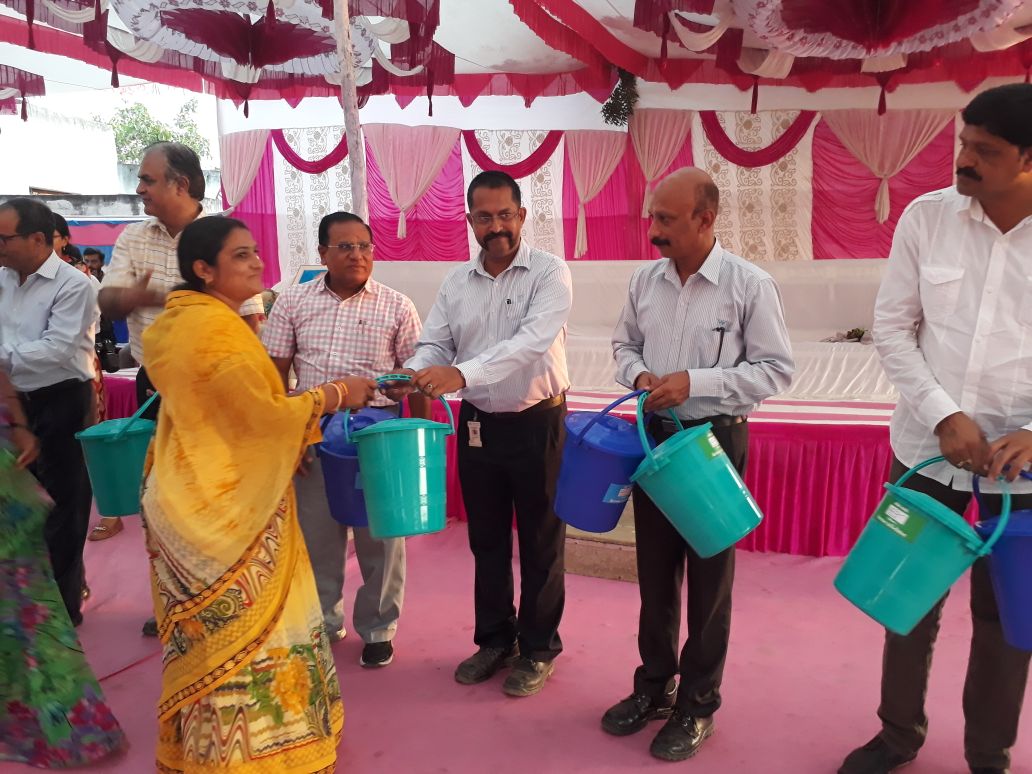 WelspunWorld's tweet photo. #TheJoyOfGivingWeek (3rd - 10th Oct’17)! Welspun distributes 1600 Dustbins in Khambra (Anjar), in presence of Hon. DDO TDO & others. https://t.co/XAanHaWljd