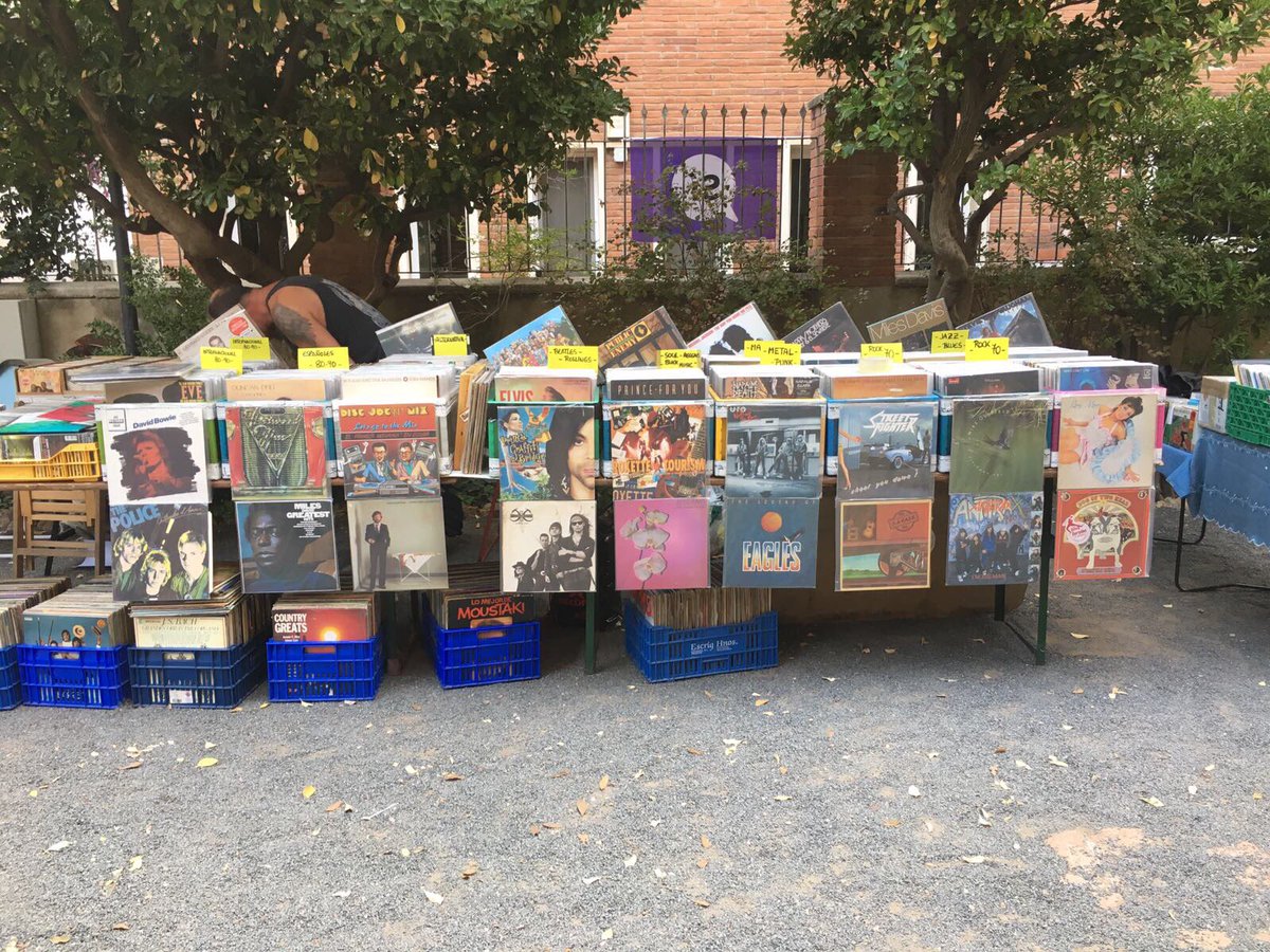 ReusMusica2018's tweet photo. Els jardins de la Casa Rull comencen a agafar forma... Cap a les 11 h comença la I Fira del Disc de #Reus! #Femcultura #ReusCCC2017 https://t.co/2EyrGguXGU