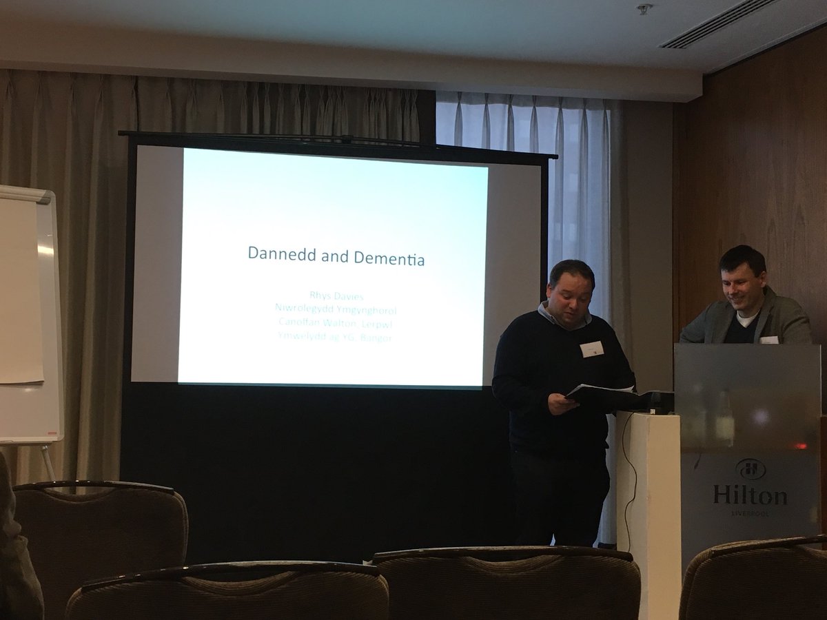 Barod i ddechrau’r Gynhadledd yn Lerpwl. Cadeirydd y bore Geraint Buse yn cyflwyno Rhys Davies fydd yn sgwrsio am ddementia. #dannedd17