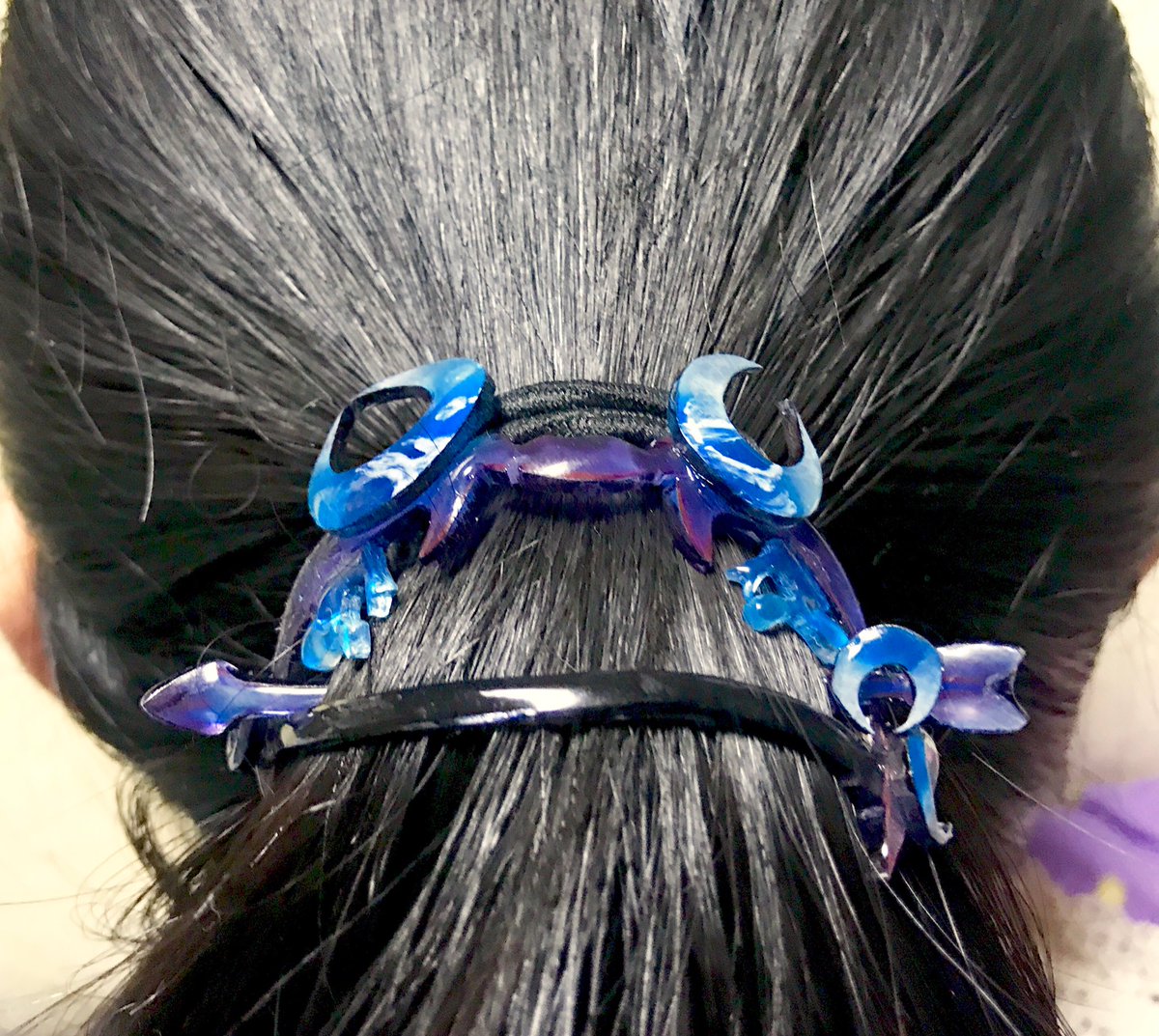 リル ゲーム垢 グリムノーツの泉イベントの武器 宵闇の月弓のデザインが素敵だったので ハンドメイド製作してみました ヘアアクセサリー マジェステ にしたので 写真のように髪に装着できます 透明感で 弓の幻想的な雰囲気を表現できていれば