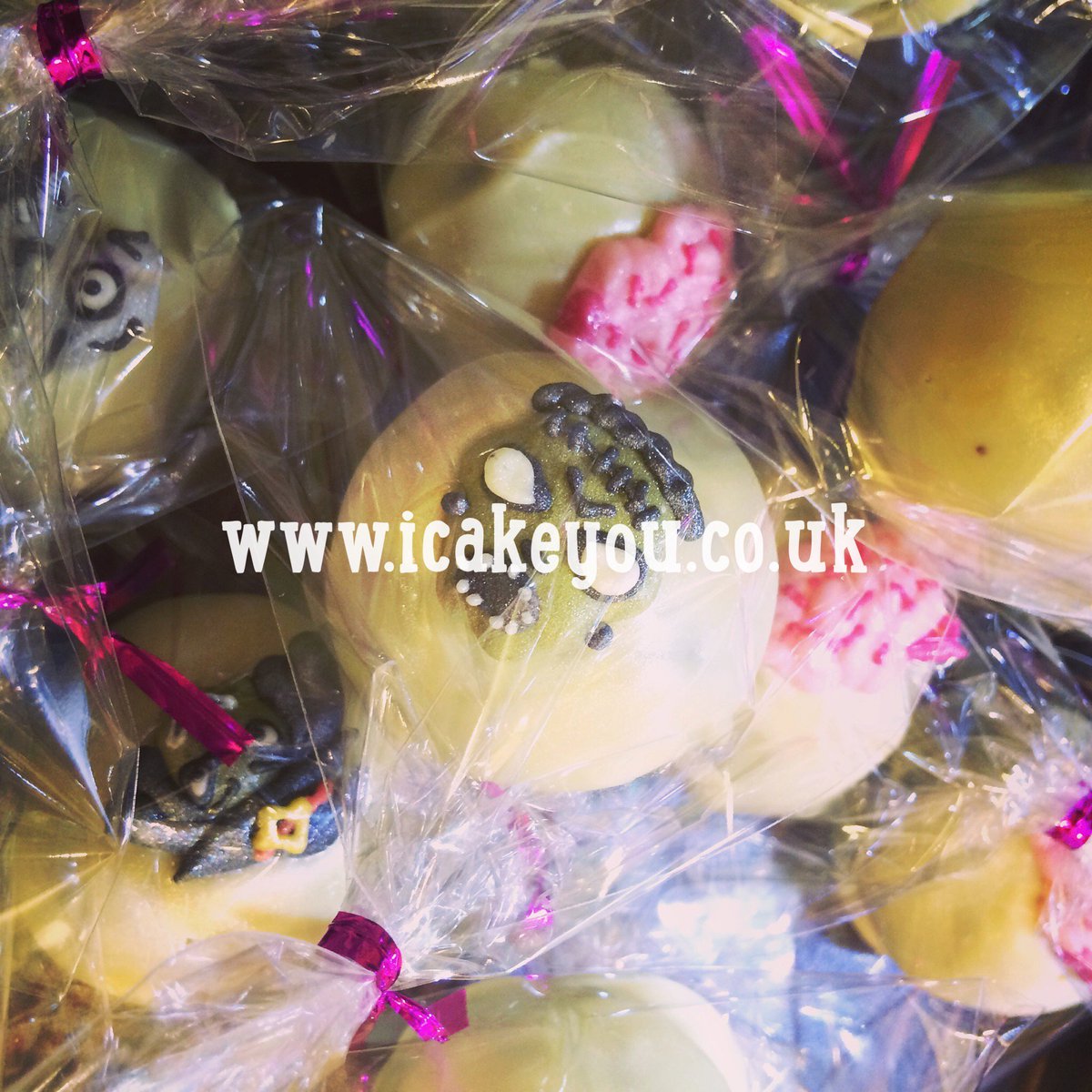 These spooky cake truffles are perfect for Halloween parties! icakeyou.co.uk/Cake/halloween…