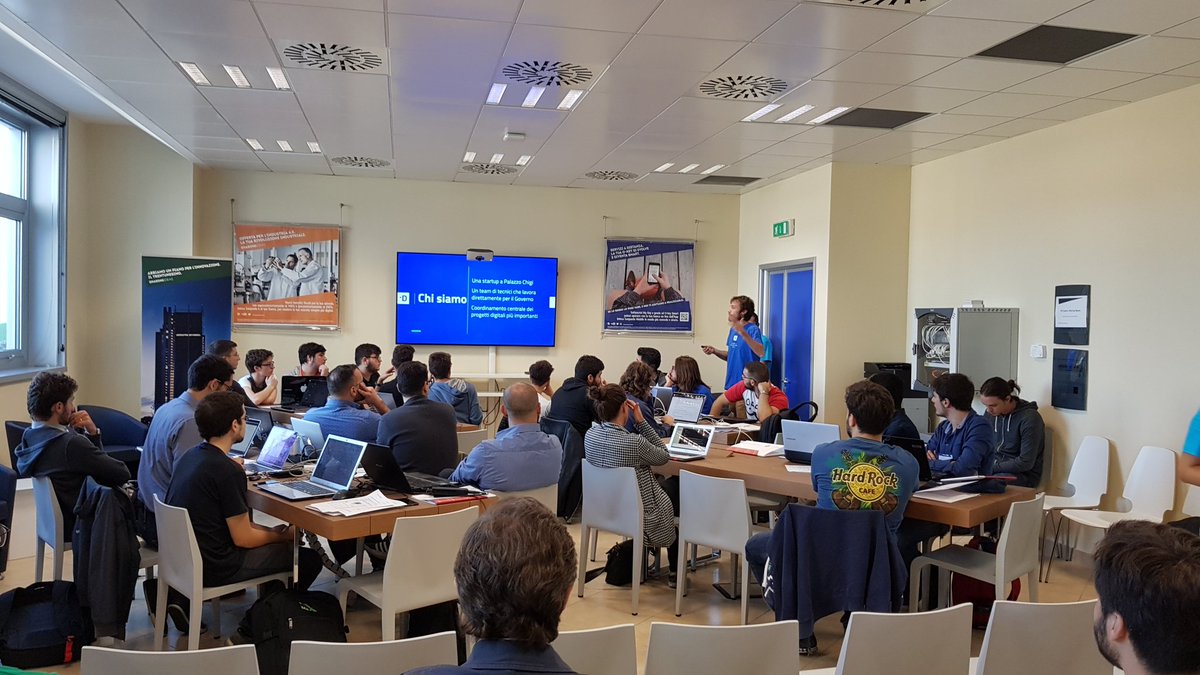 alezzandro1986's tweet image. Si parte! @RedHatItaly al fianco degli #open #developers italiani. Siamo anche @ComuneNapoli, Hub Banco di Napoli! #hackdev17 #opensource