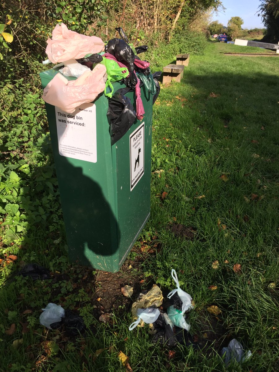 patcorrigan8's tweet photo. Allan's lock on the South Oxford, bin 43, an example of a number of bins, Please empty, others similar!@CanalRiverTrust https://t.co/IQ7mFrVuUF