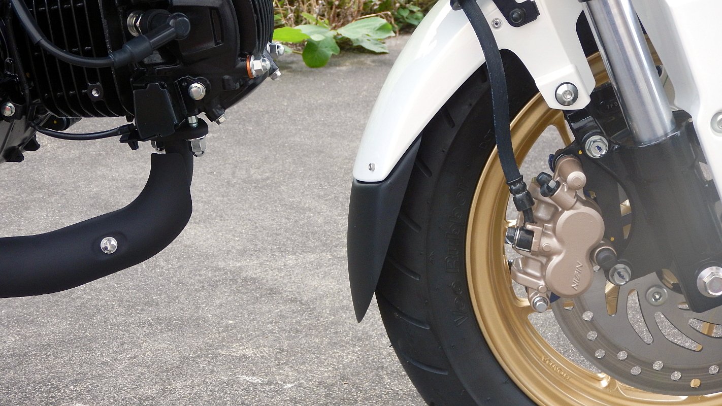 猫山ぽるか 今日は雨だったんで Grom Jc75 エムちゃんを軽くイジってた フロントフェンダーの延長とナックルガードとハリケーンキャリアの設置 あと Led 対応のウインカーリレーに交換しました 外装少なめでサクサク作業できるのがいいですねー Grom