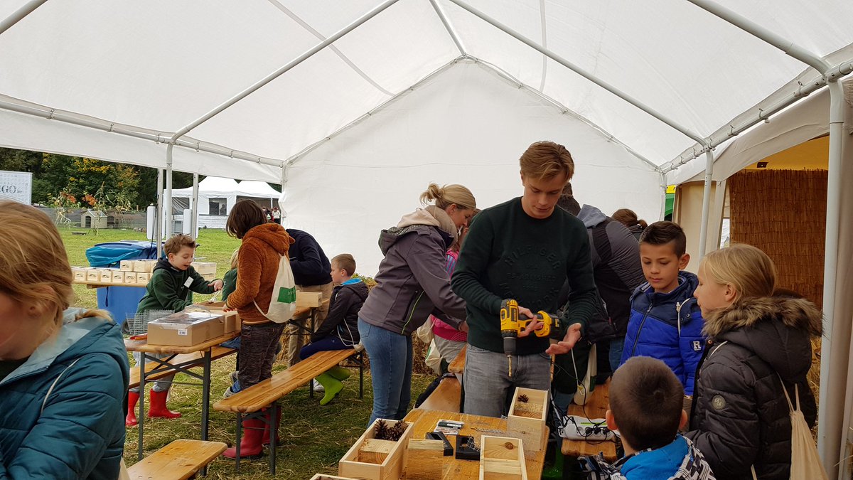 AquaMundoForum's tweet photo. Workshop maak een insectenhotel! #kidsclimateconference #kcc2017 #centerparcs @Erperheide https://t.co/zIDZsRstkD