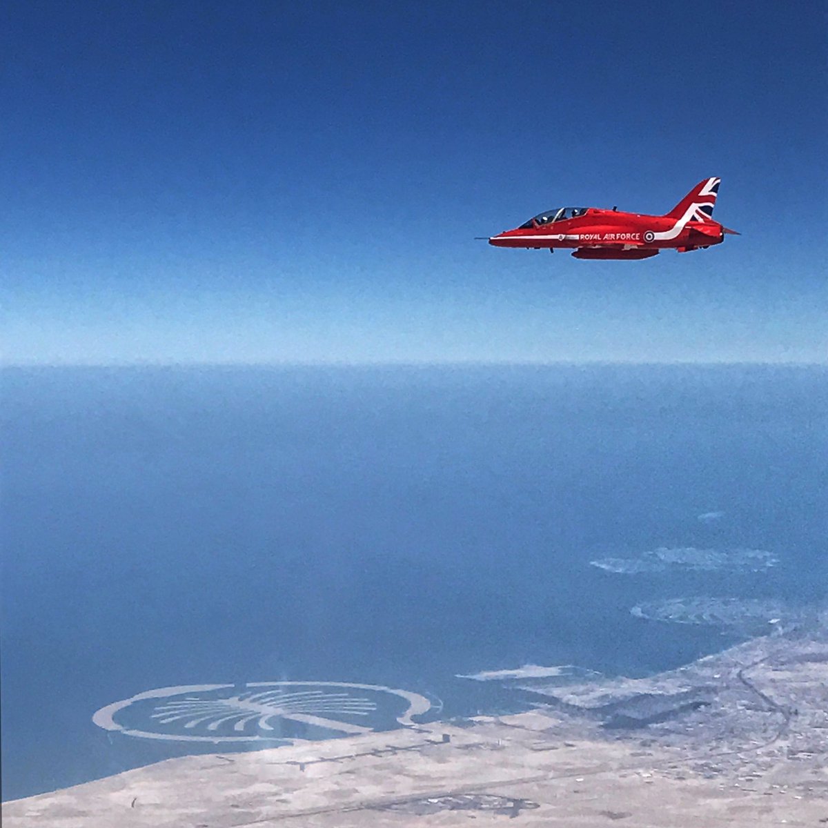 MikeLingPilot's tweet image. And now we're in Bahrain! My successor snapped this of yours truly over Dubai en route from Oman this morning #redarrowstour