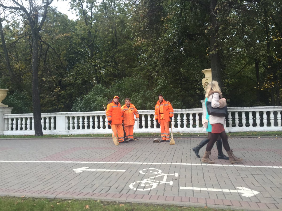 sjoerdmossou's tweet photo. Die Oranje-fans worden steeds gekker. Staan hier in Minsk ook gewoon de straten schoon te vegen. https://t.co/AvnHyupzJP