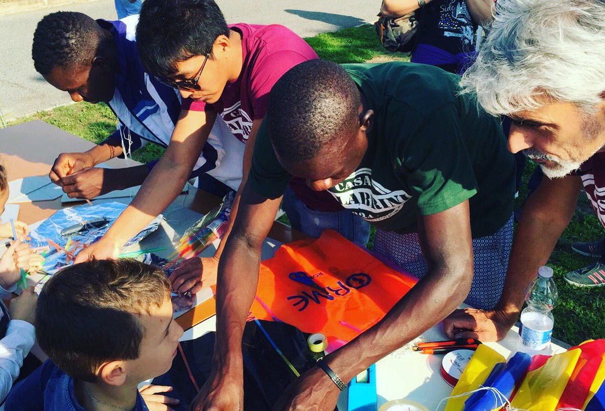 Scalabrini634's tweet photo. Buon #sabato a tutti con il #laboratorio di #aquiloni di @Scalabrini634! #WelcomingIntegration #Rifugiati #Migranti #Comunità @scalabriniani https://t.co/WBKqaxkHKU
