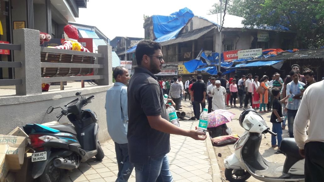 Impalsaniyas's tweet photo. Free water distribution in the remembrance of Imam Hussain a. s. Thank you @MumbaiPolice for supporting us.
#whywemourn #whoishussain https://t.co/dTEteqLSQS