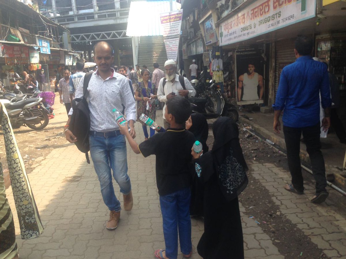Impalsaniyas's tweet photo. Free water distribution in the remembrance of Imam Hussain a. s. Thank you @MumbaiPolice for supporting us.
#whywemourn #whoishussain https://t.co/dTEteqLSQS