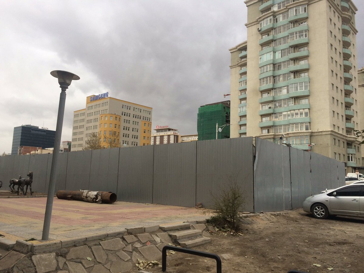 Энэ дээрэмчдийг яах вэ? Сагсны талбай, сул явган хүний талбайг зүгээр байлгахгүймаа !!! <a href="/Su_Batbold/">Сундуйн Батболд</a> <a href="/batengineer/">BATENGINEER</a>