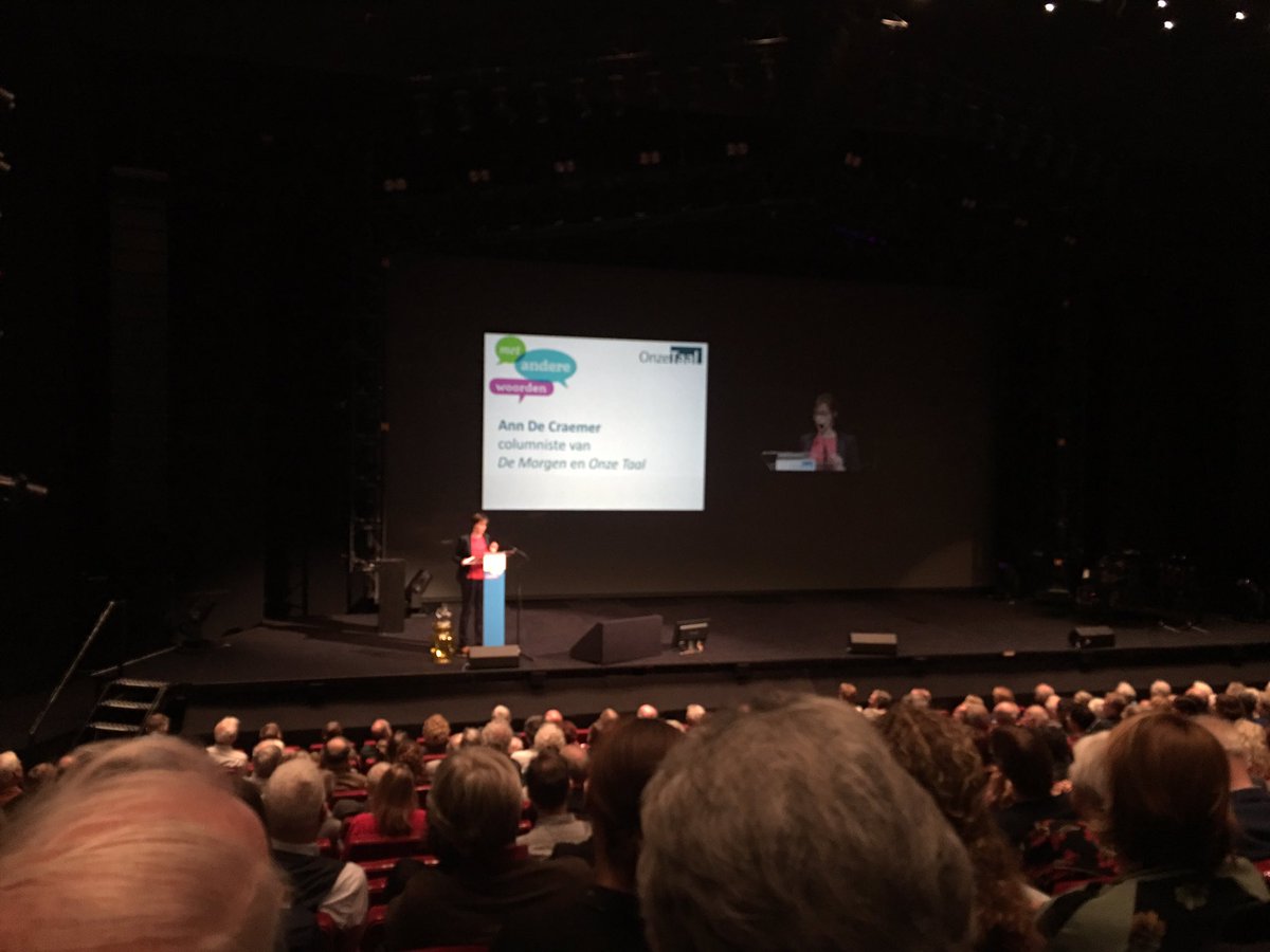 Taalcongres <a href="/onzetaal/">Onze Taal</a>. Eerst veel grijze krullen die praten over #toekomst van #onzetaal. Nu brengt @AnnDeCraemer de pit erin :)
