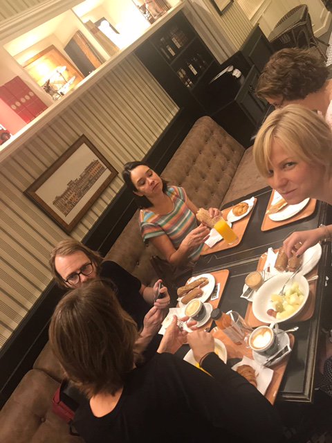 Ontbijten en sparren over het programma, zoveel leuke sprekers! Wordt goed voor ons gezorg hier!#koffie&amp;croissants#SDDBCN #SpargleVerbindt