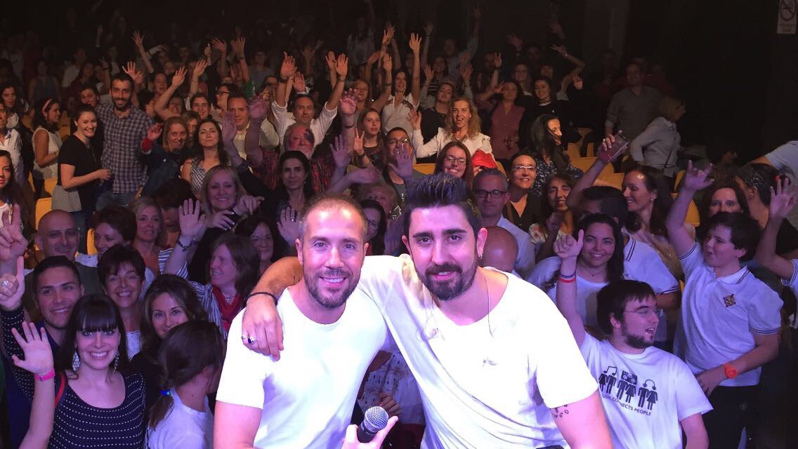 Q bien me lo pasé ayer en el concierto #DeCerca en #León con <a href="/CADENA100/">CADENA 100</a> y <a href="/AntonioHueso/">Antonio Hueso</a> 
Gracias a todos los que vinisteis por tanto cariño!