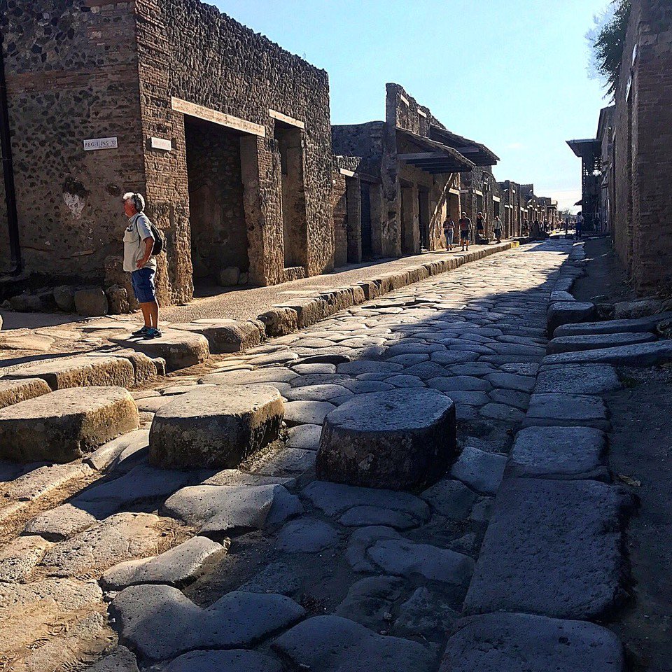 Pompeii via @mydailyRome #travel #Italy #beautyfromitaly crwd.fr/2xJeY3K