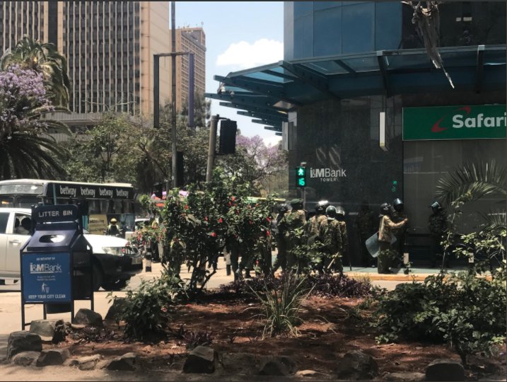 C_NyaKundiH's tweet photo. Why should Police guard Safaricom Premises this way because @BobCollymore Accepted to be used for rigging? #ResignBob #DepoliticizeSafaricom https://t.co/yxAtRen90q