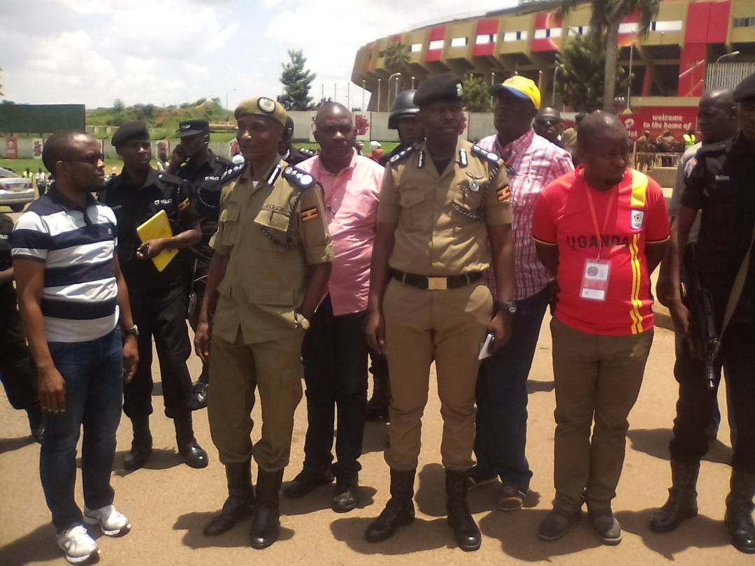 RedPepperUG's tweet photo. Kayihura at Namboole to make sure that no fan appears with a red ribbon.
Fans will be searched &amp; those found with red ribbons cld be jailed https://t.co/cb8KV5OOLS