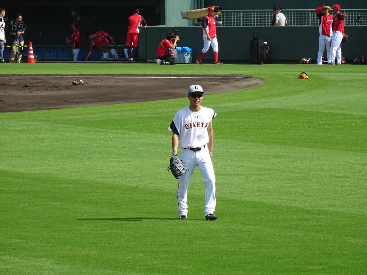 31giants_only's tweet photo. 11年間お疲れ様。9年間も追っかけられて幸せでした。なんでもう引退なんだろう、ってずっと悔しかったけど、最後に笑顔見られてよかった、幸せでした。東京戻って勉強頑張ります。*⋆✈︎
いつかコーチとして姿を見られますように！ありがとうさようなら31番😂 https://t.co/itqwNktEAi