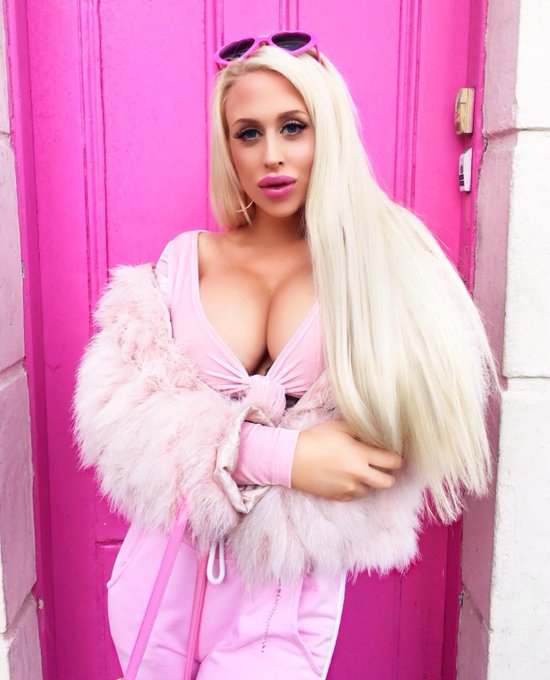 Always surrounded by pink ?? https://t.co/NtvQidUU5r