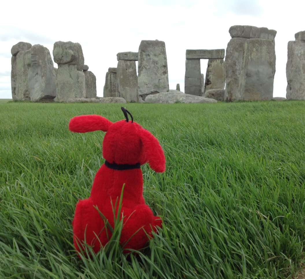 Newport_Library's tweet image. Stonehenge welcomes Cliffy. #WhereIsClifford #LibraryMascot