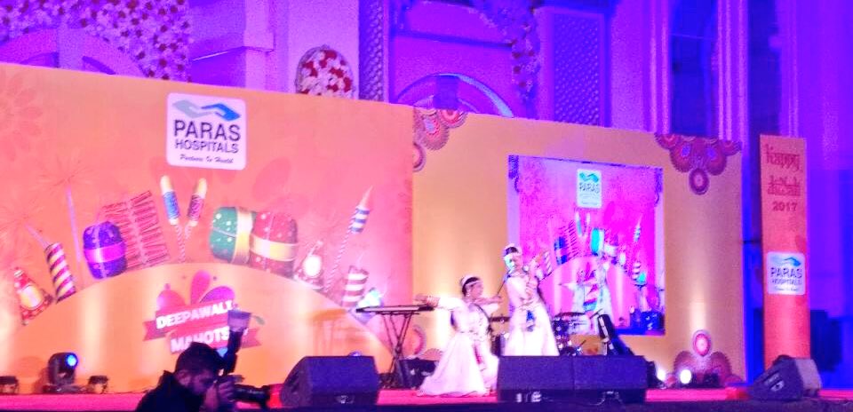 Paras_Health's tweet photo. Indian dance performance @TheUmrao #diwaliFunction @Paras_Hospitals https://t.co/Xl2z0UcYWs