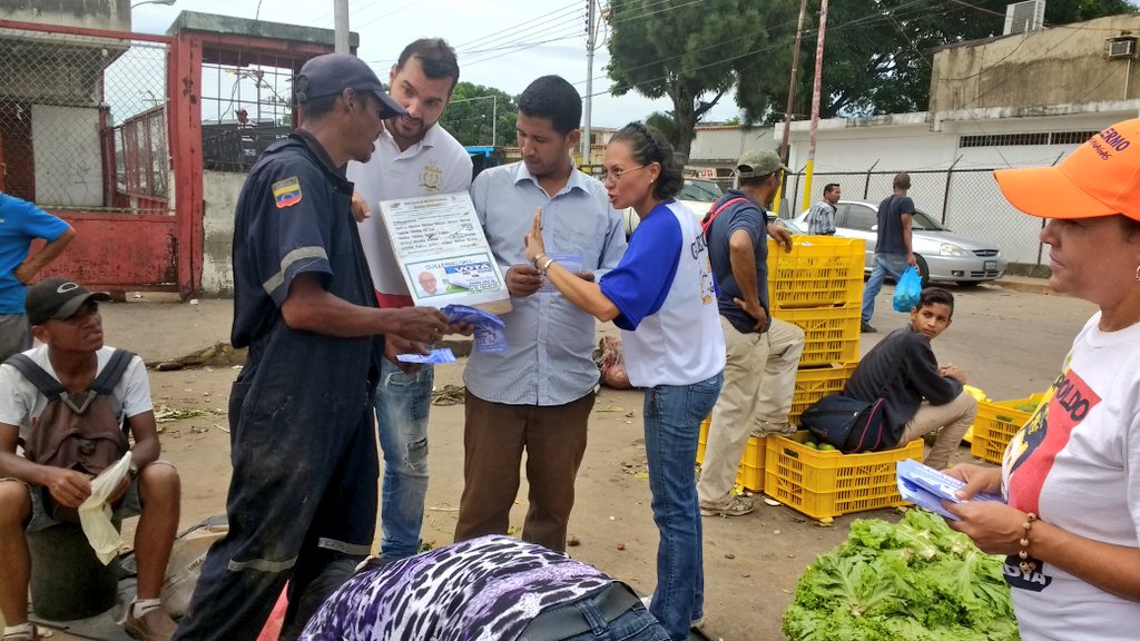 Luis_MachadoM's tweet photo. #Monagas VOTA por @Guillermo_Call hoy estamos en el
mercado popular de los Bloques explicando cómo Votar #15O  #7oct https://t.co/swvlkNE6oY