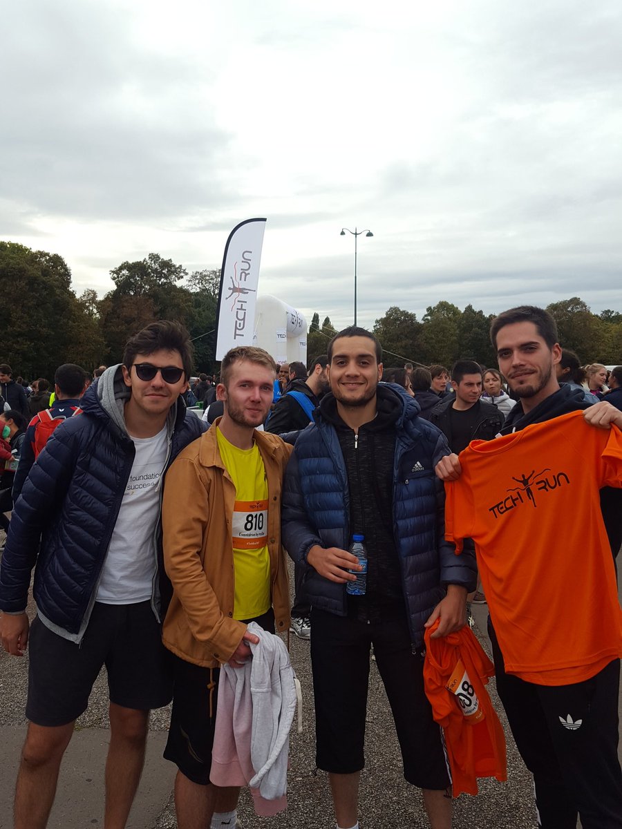 eventdrive's tweet photo. La team de nouveau réunie pour signer la fin de la journée ! 😍🤗 #Eventdrive #TechRun2017 https://t.co/PJNBpBneMf