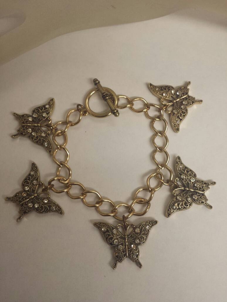 JonesJustgemzs's tweet photo. Gold butterfly charm bracelet butterflys rhinestones Gold … https://t.co/U1vD45Osdo #gotvintage #RhinestoneButterfly https://t.co/Jz21kiq78Y