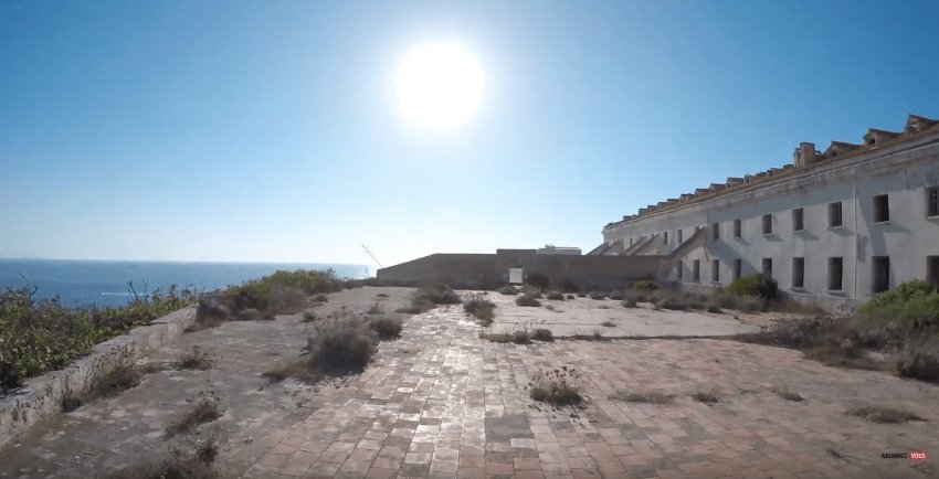 LGuerriers's tweet photo. Une Caserne Militaire Abandonnée en Corse https://t.co/3tFh3fp9CI https://t.co/q2xkTvpmXl