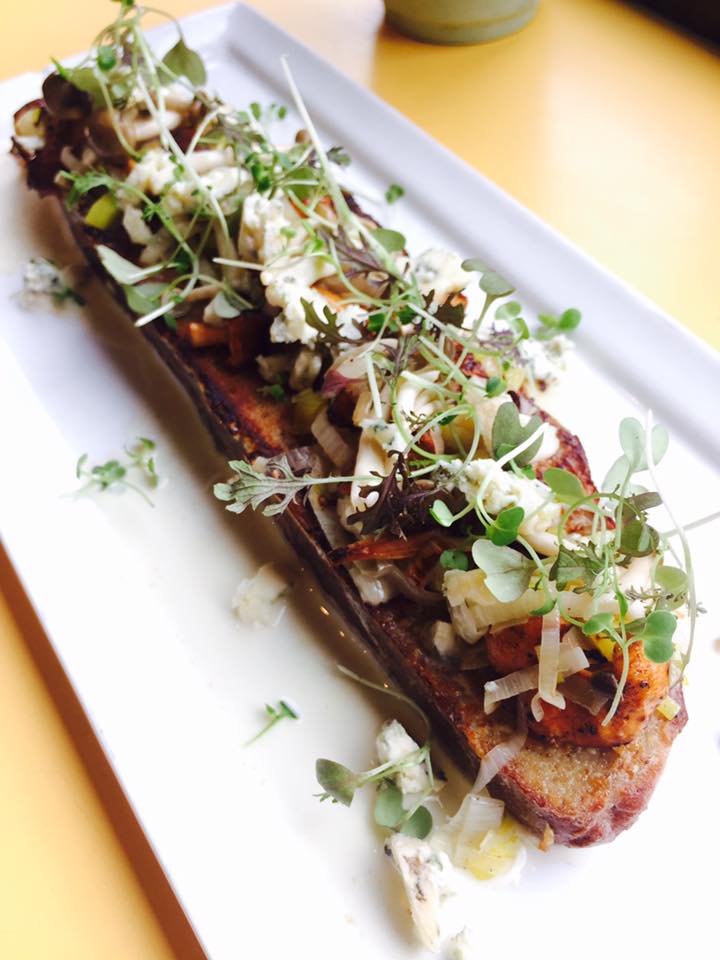 Brunch <a href="/LaikaMontreal/">Laïka Montreal</a>
Pain doré aux chanterelles poêlées, armillaires de miel marinées, tombée de poireaux, crème infusée &amp; bleu d'Élizabeth