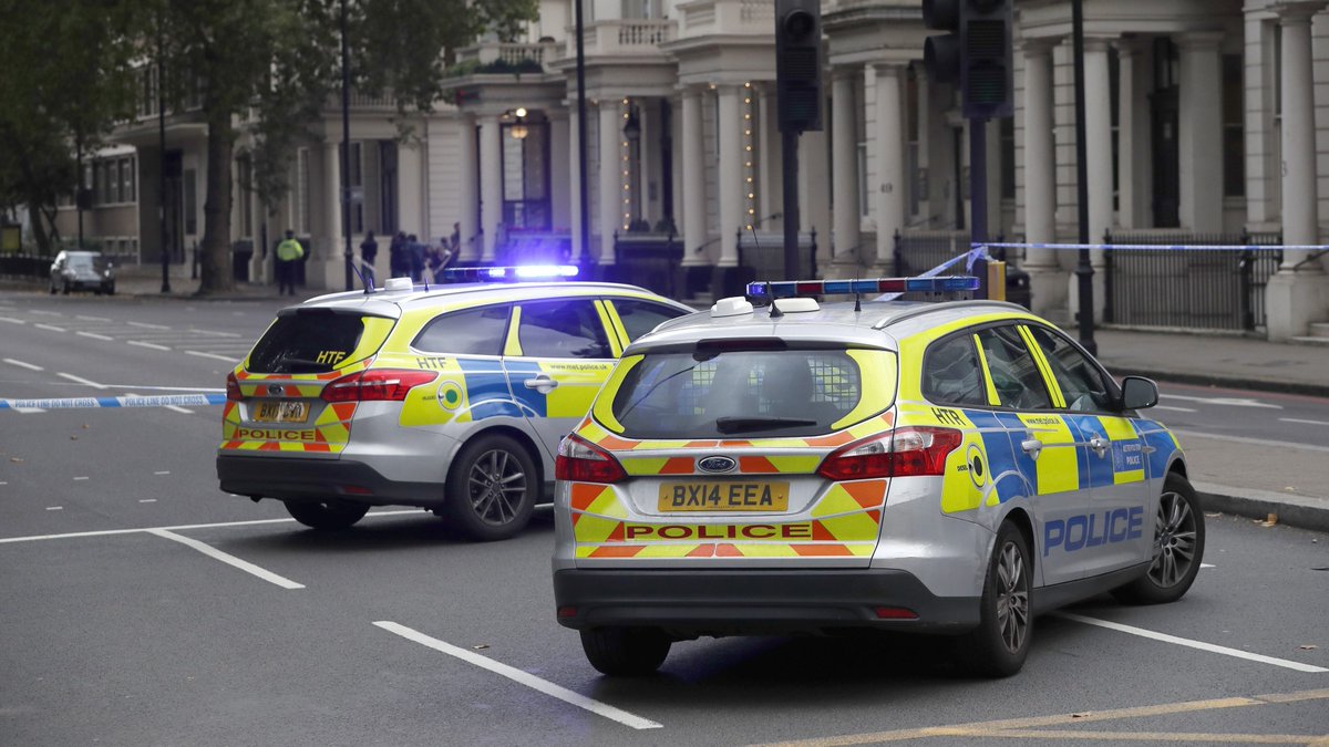 BREAKING: Car hits pedestrians outside London museum; some injured - 1310news.com/2017/10/07/car… https://t.co/twWkQHjsID