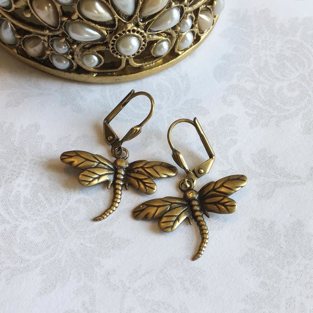 PapillionEra's tweet photo. Dragonflies are a symbol of change and self realization. #dragonfly #dragonflyjewelry #dragonflyearrings #dragonfl… https://t.co/0sApFWXaVI https://t.co/UJY0Txpop7
