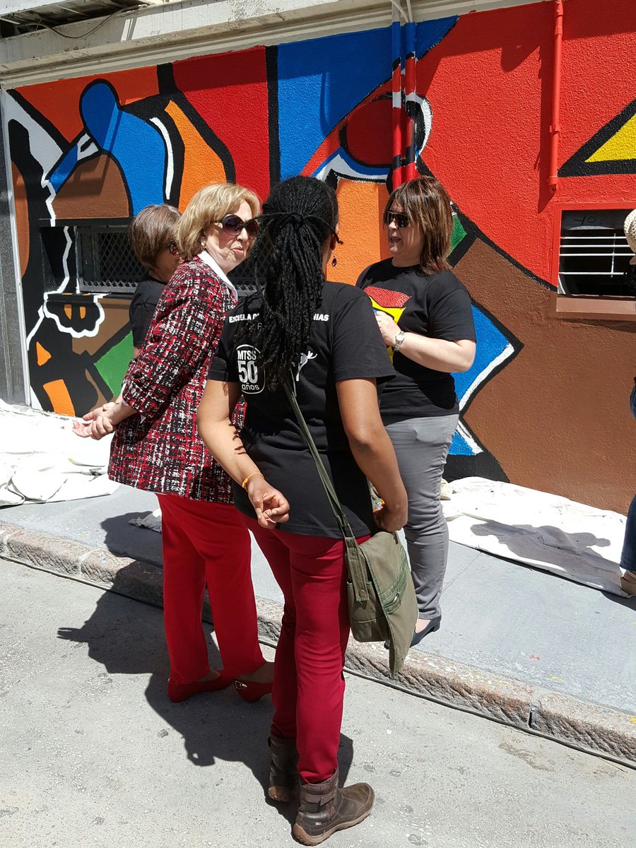 Min @MEC_Uruguay Ma.Julia Muñoz también acompañó pintada de Mural #50AñosMTSS, trabajo conjunto Escuela Figari @UTU_Uruguay @MTSSuy #AFMIT