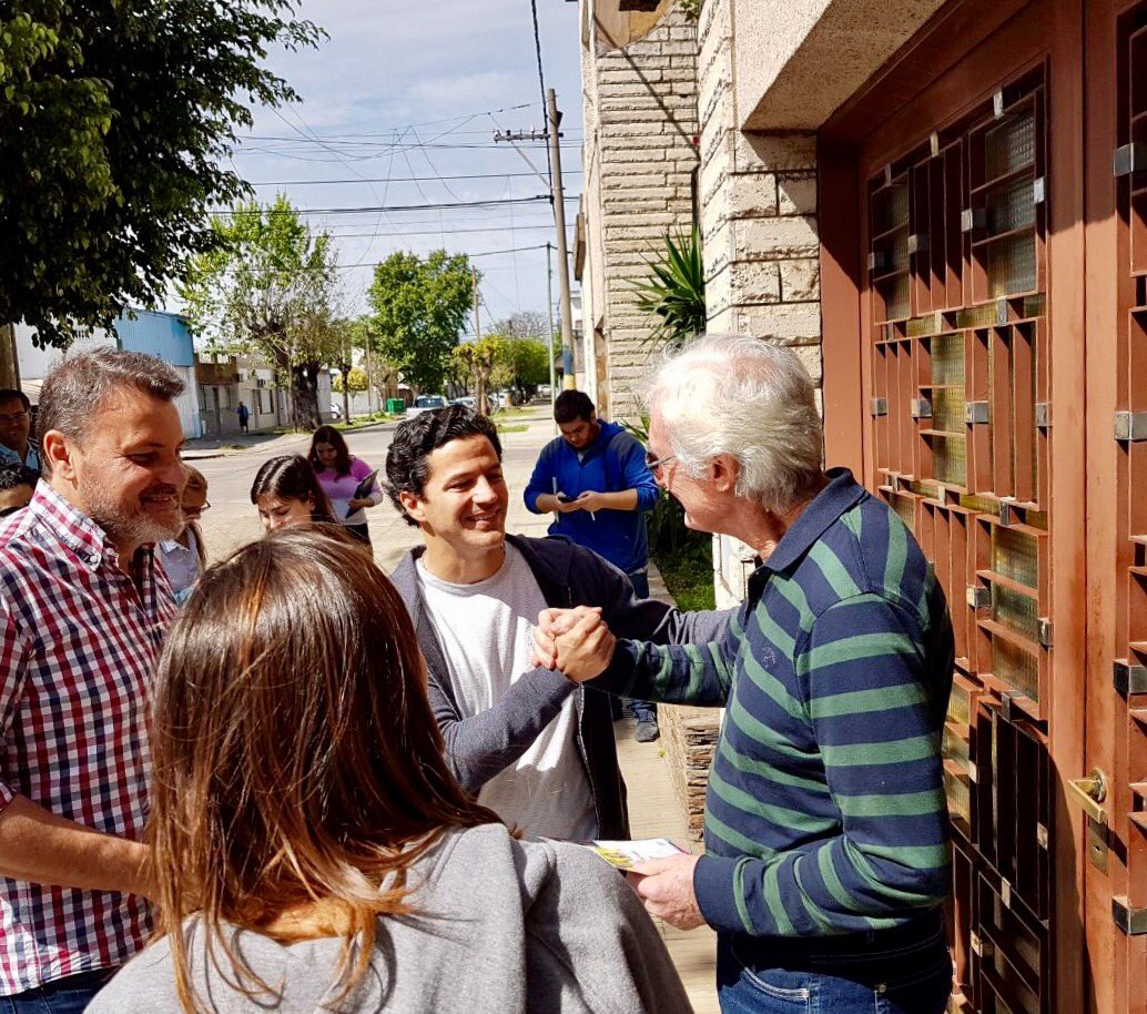 LaspinaL's tweet photo. #timbreando en Barrio Islas Malvinas de Rosario. Cada día crece la fuerza del cambio. #CAMBIANDOJUNTOS https://t.co/TvI6Rkffrm