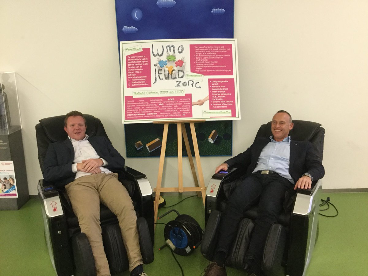 Wethouders #RobertKleine (Jeugd) + #JanBos (Zorg en Welzijn) kijken terug op een geslaagd #HGVEF. Ze genieten van een welverdiende massage.