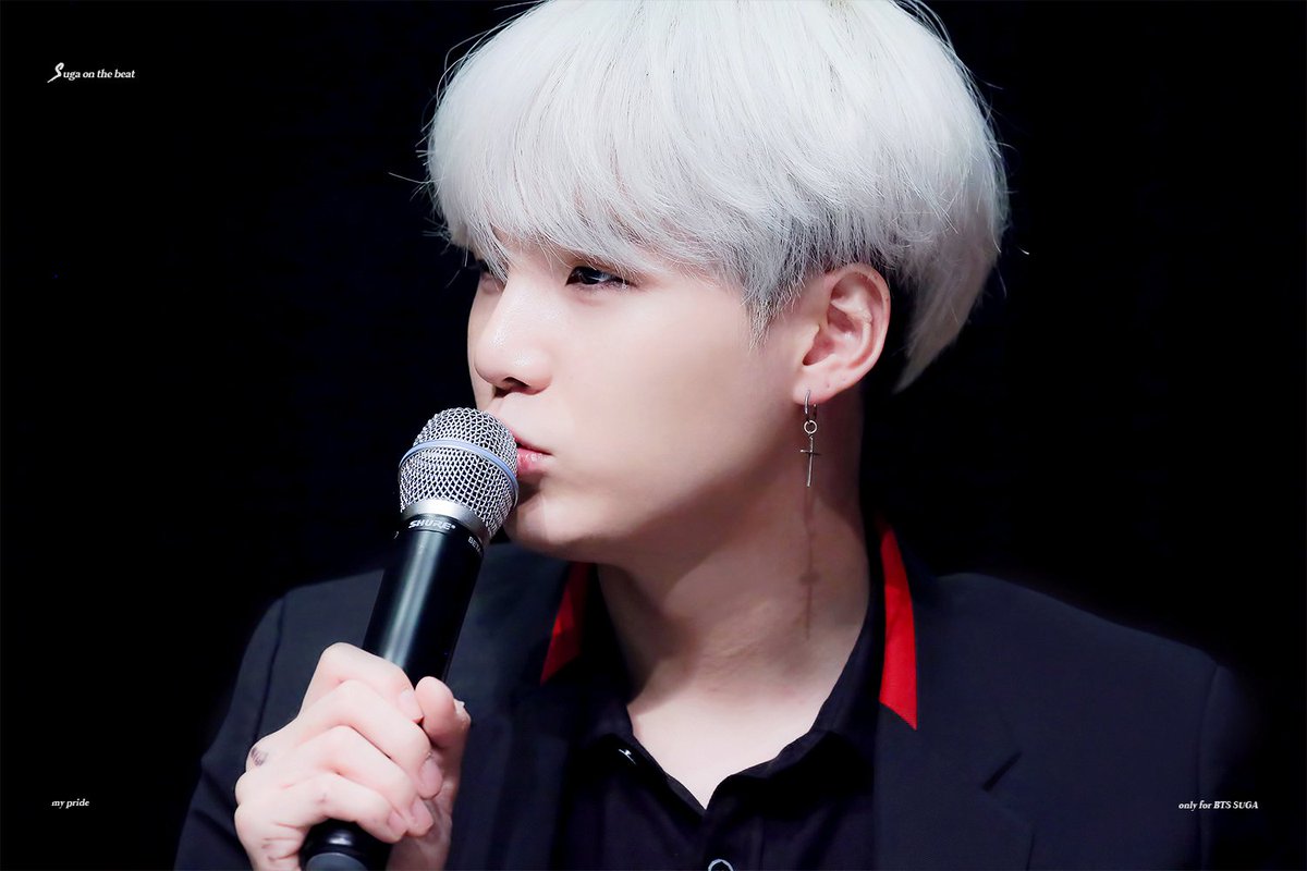 sugaonthebeat39's tweet photo. 171007 서초 팬싸 #SUGA #슈가 #민윤기 윤기 이쁜 눈부터 콧대까지 하나씩 다 뜯어 보세요'ㅡ' 좋은건 크게 보라고 배웠어요.,., https://t.co/dh09iGxq5V