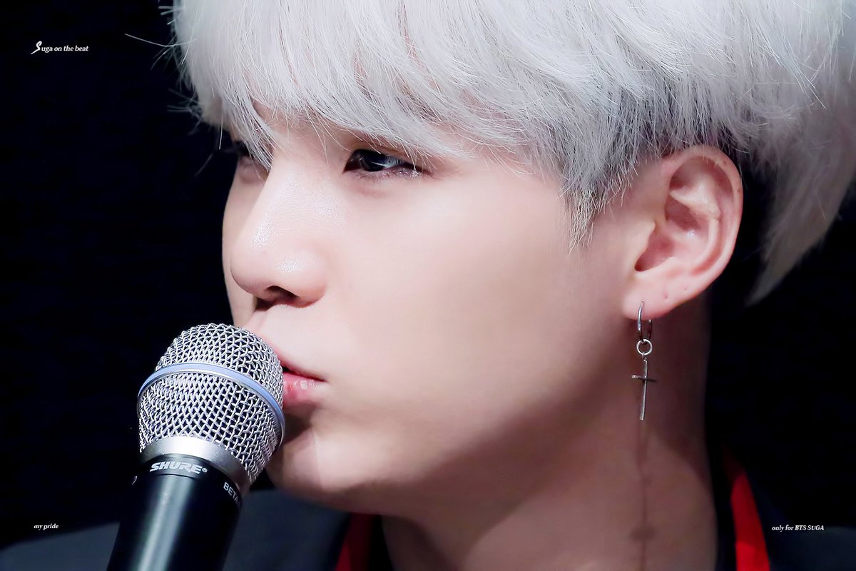 sugaonthebeat39's tweet photo. 171007 서초 팬싸 #SUGA #슈가 #민윤기 윤기 이쁜 눈부터 콧대까지 하나씩 다 뜯어 보세요'ㅡ' 좋은건 크게 보라고 배웠어요.,., https://t.co/dh09iGxq5V
