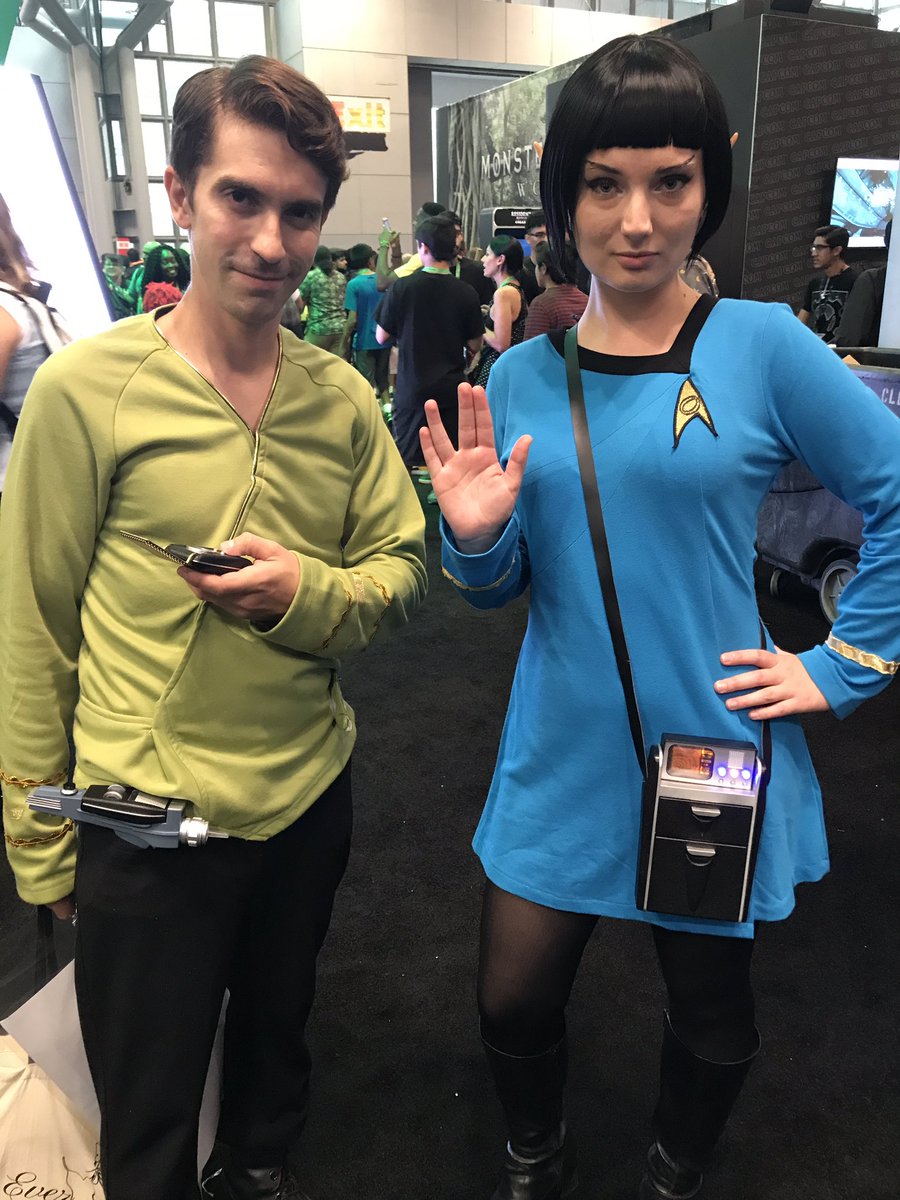 StarTrek's tweet photo. Are you @NY_Comic_Con today? Are you wearing a Trek costume? Yes!? Then head to Booth #1C01 @ 5:15pm for a #StarTrek fan meet up! ππππ#NYCC https://t.co/I7WvTtcjfg