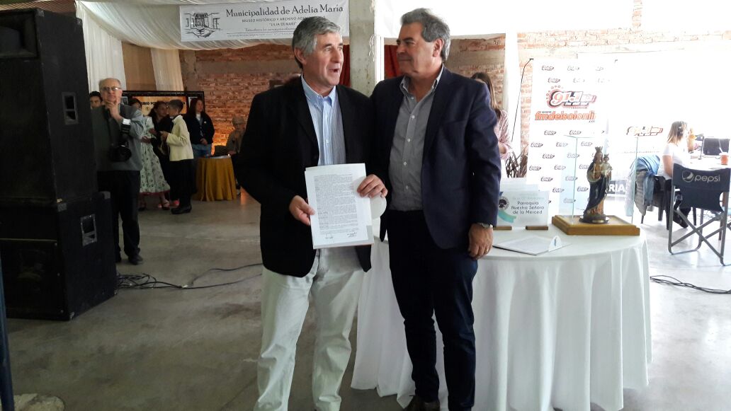 MinAgriCba's tweet photo. #AdeliaMaria #ExpoSociedadRural @SergioBussoOK firma comodato maquinaria entregada ayer #ConservaciónSuelos Pala arrastre, arado, niveladora https://t.co/YMkzS3LgKi