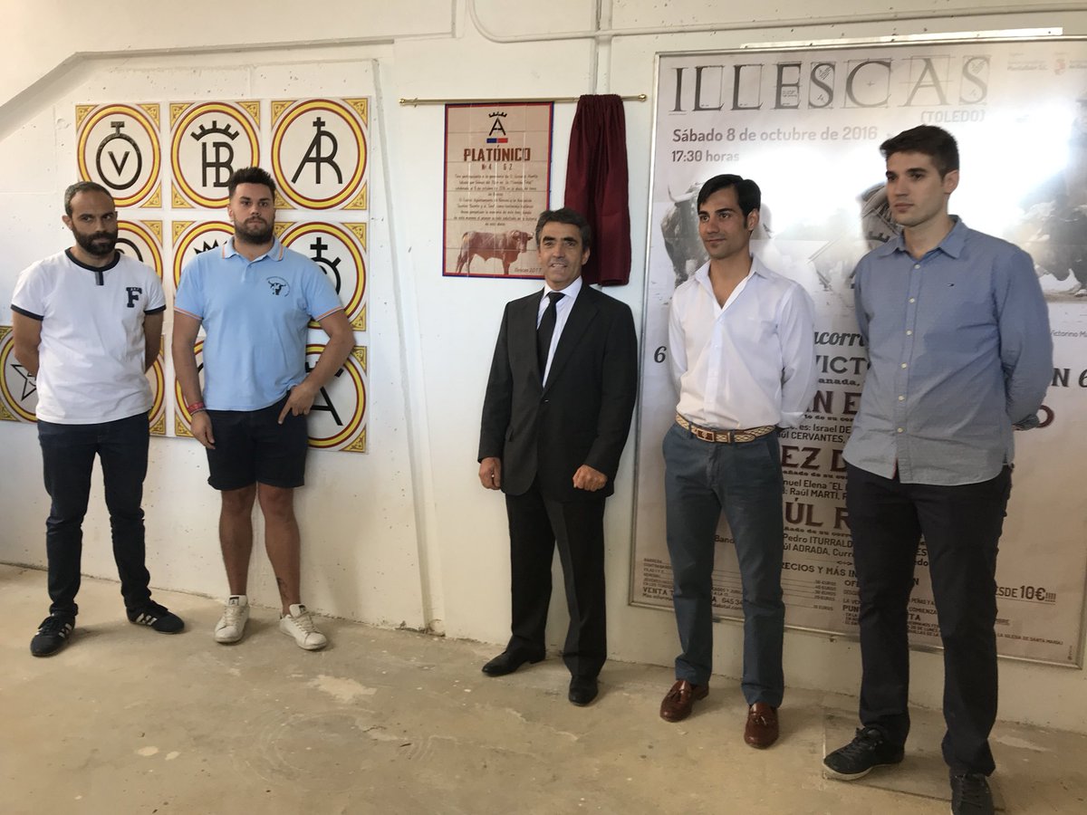 victorinotoros's tweet photo. Descubierto del azulejo en la plaza de #illescas en honor a #platónico Toro indultado por @GomezdelPilar en la temporada pasada https://t.co/IDPorvdfrg