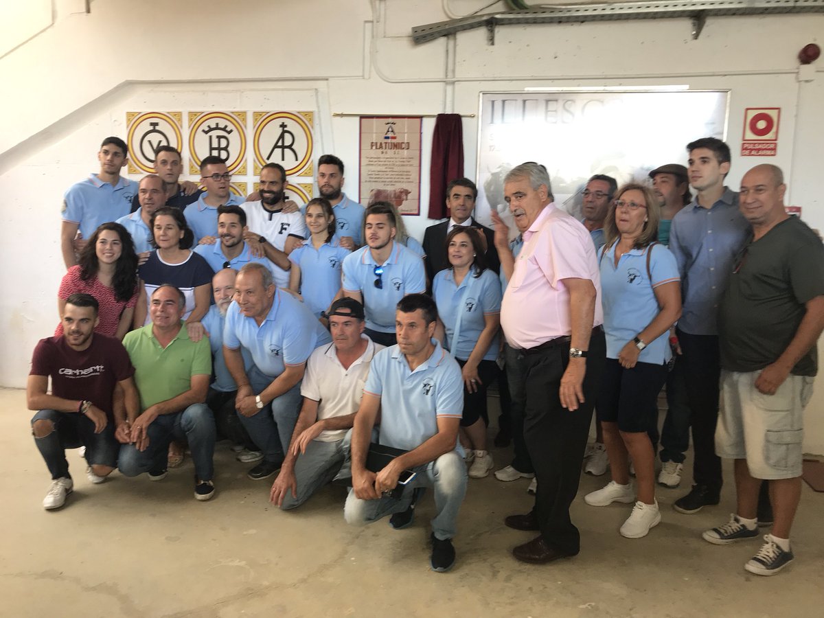 victorinotoros's tweet photo. Descubierto del azulejo en la plaza de #illescas en honor a #platónico Toro indultado por @GomezdelPilar en la temporada pasada https://t.co/IDPorvdfrg