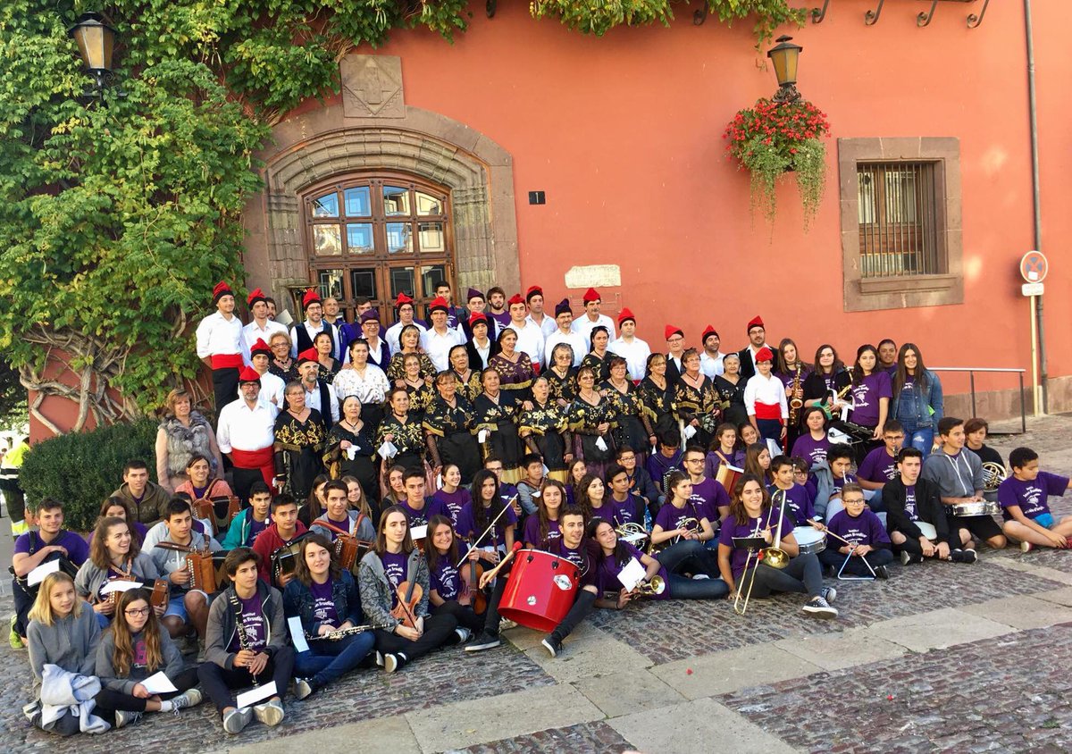 RadioSeu's tweet photo. Ballada del Ball Cerdà intergeneracional a #aSeu amb 21 parelles i 70 músics de la Cobla i l'Orquestra de l'INS Joan Brudieu. @turismeseu https://t.co/WwdnKMr0na