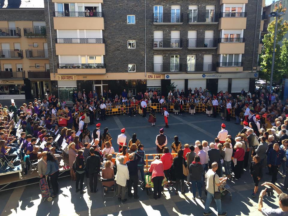 RadioSeu's tweet photo. Ballada del Ball Cerdà intergeneracional a #aSeu amb 21 parelles i 70 músics de la Cobla i l'Orquestra de l'INS Joan Brudieu. @turismeseu https://t.co/WwdnKMr0na
