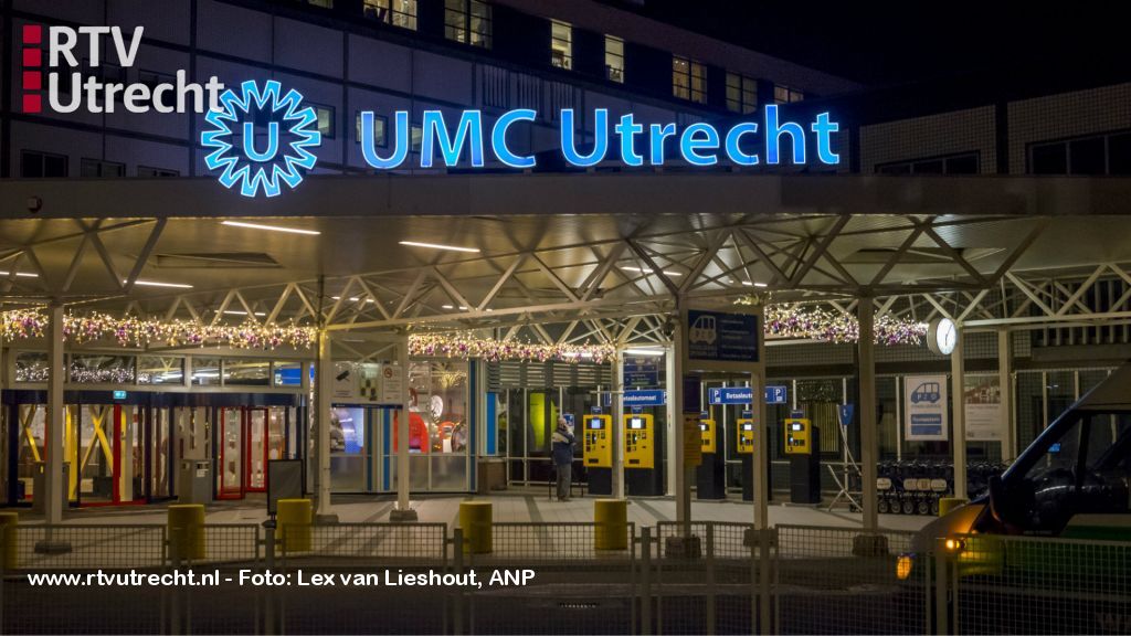 rtvutrecht's tweet photo. Aardbeien ontleden in het lab bij open dag UMC Utrecht https://t.co/z0mSYHciJ4 #utrecht https://t.co/BQlwbUEBi9