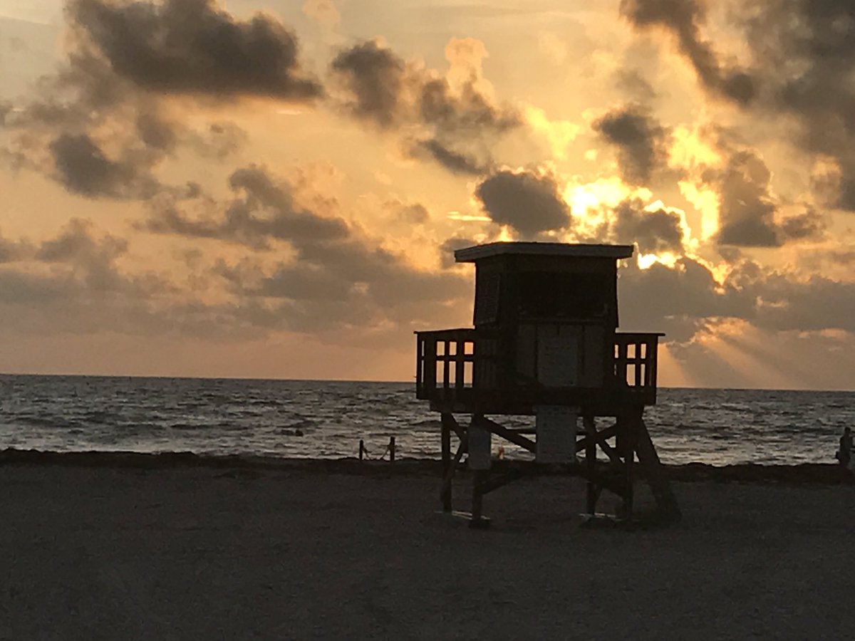 BlakeKangas's tweet photo. Great way to start the weekend! #beachworkouts #keiserbaseball https://t.co/3UHLCLcGN5